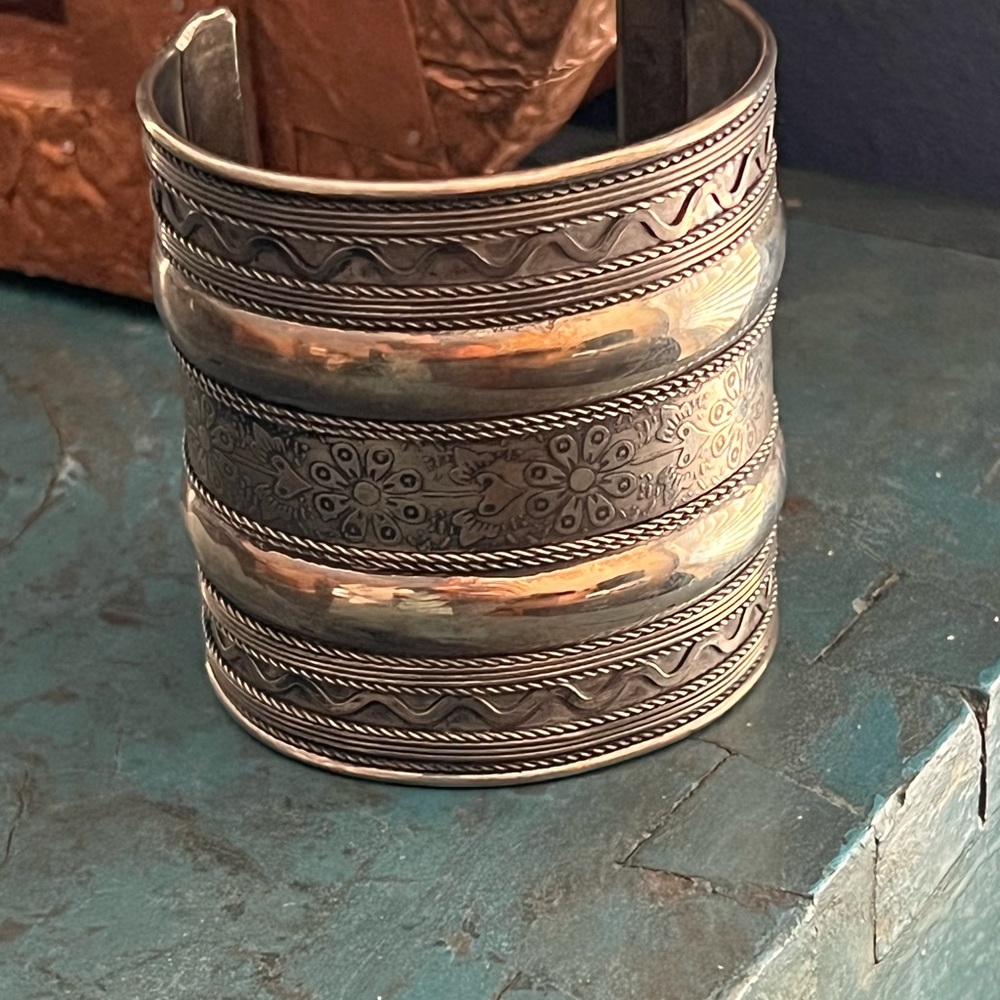 Silver Floral Patterned Bracelet - Picture 5 of 10